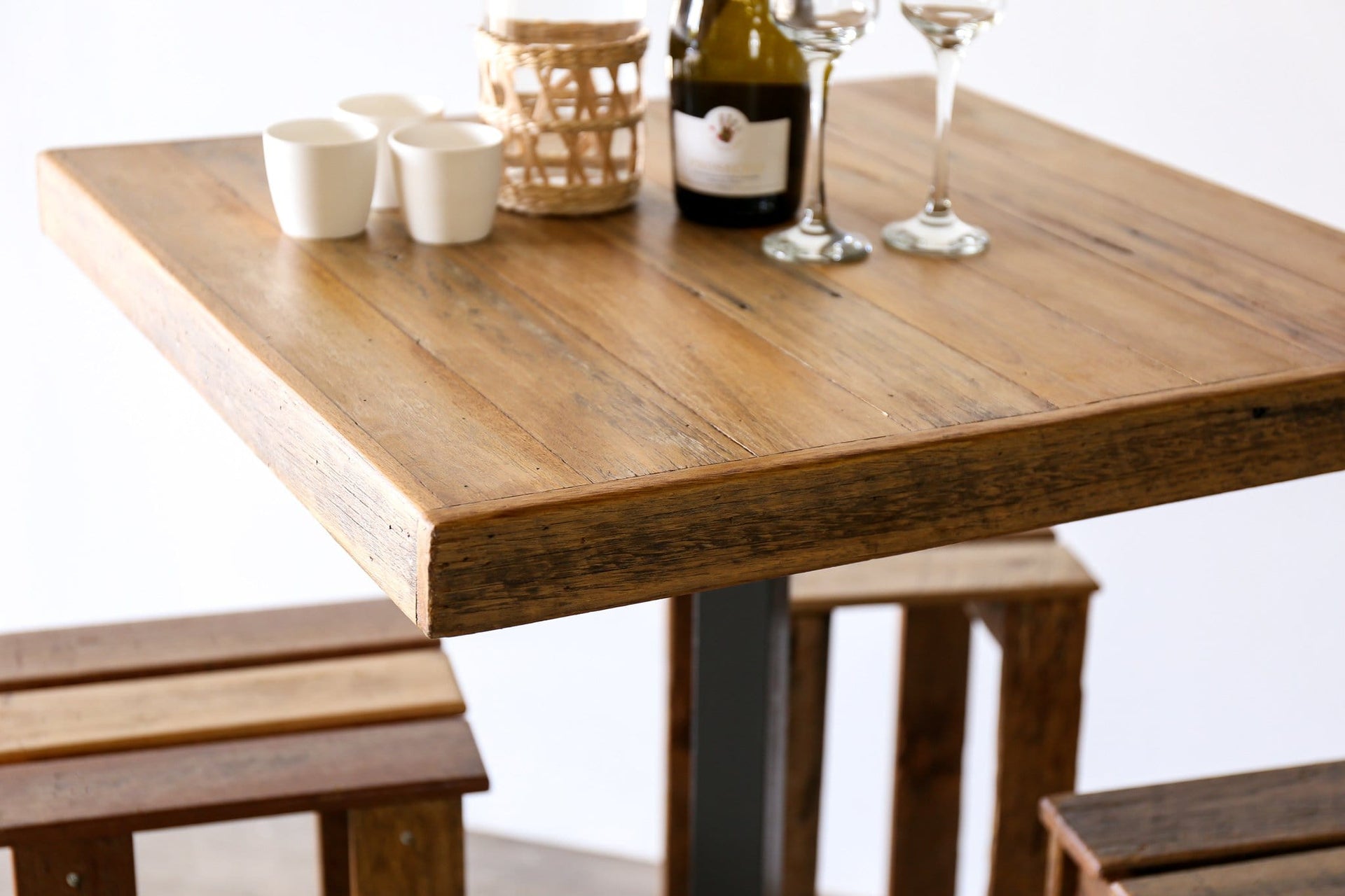 STRAIGHT UP Bar Table