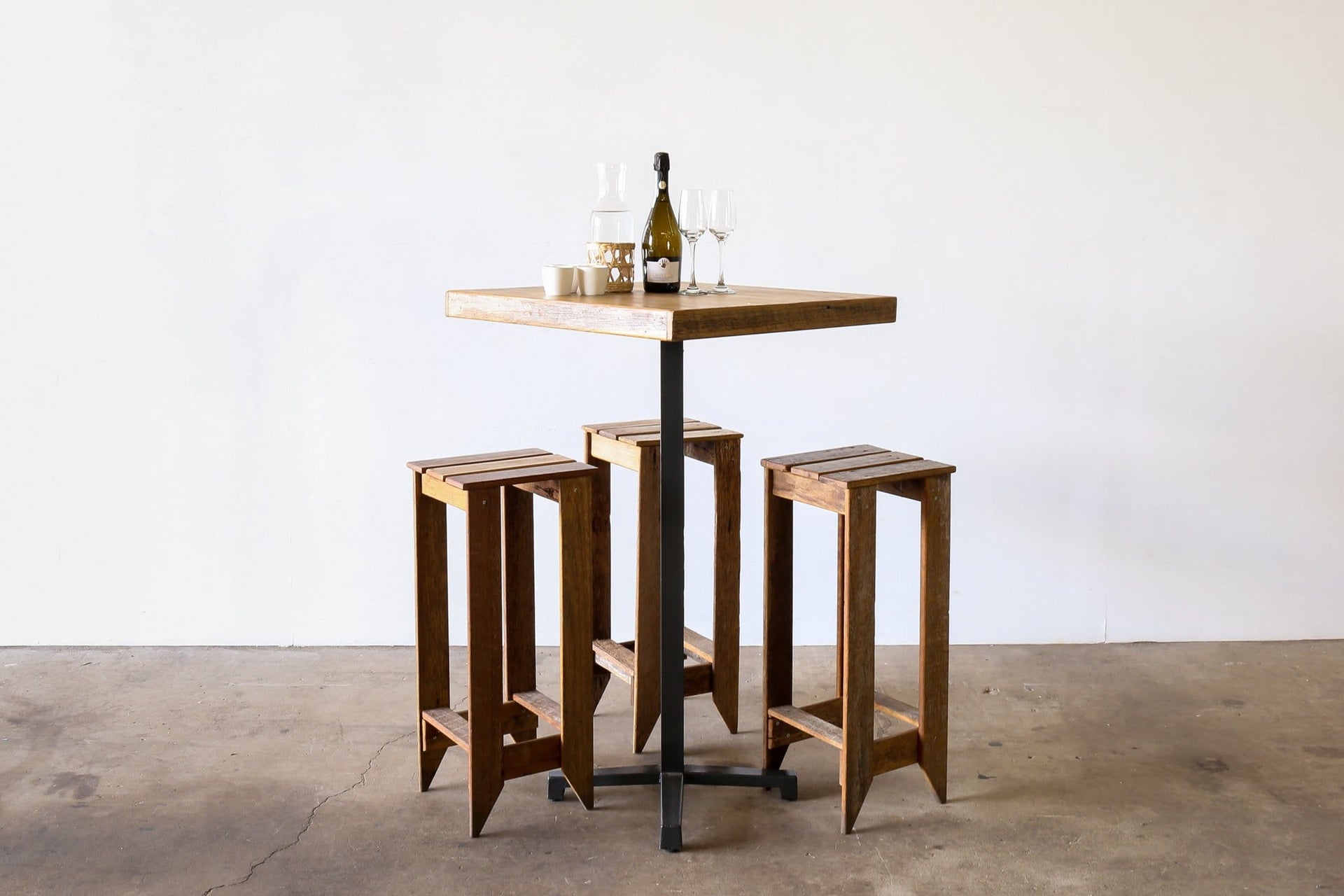 STRAIGHT UP Bar Table