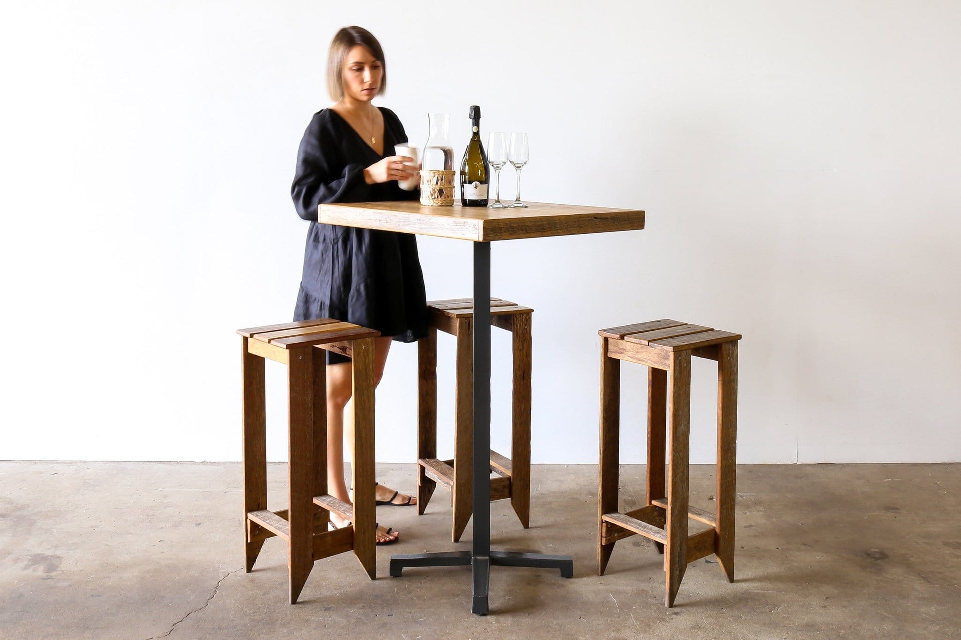 STRAIGHT UP Bar Table