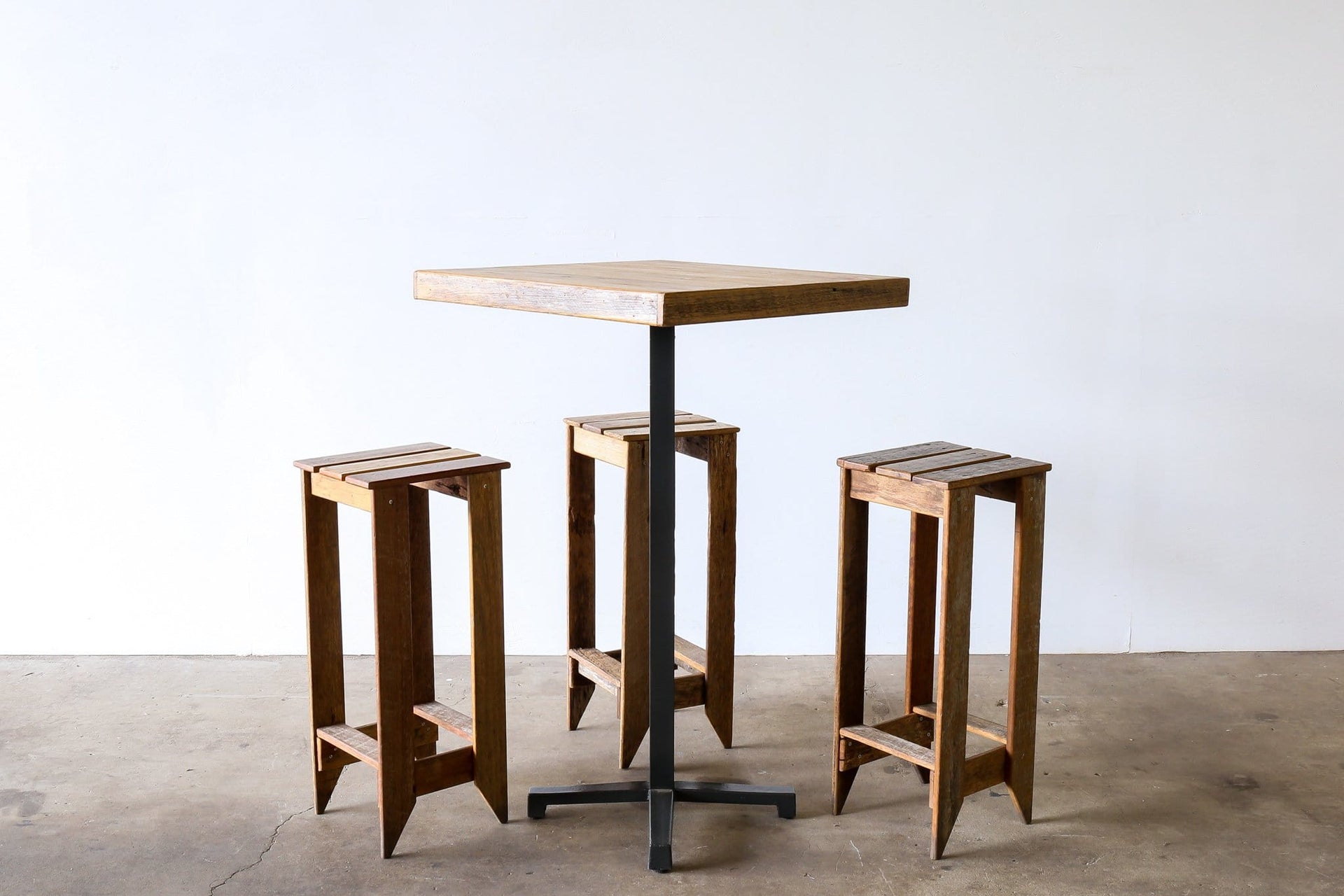 STRAIGHT UP Bar Table